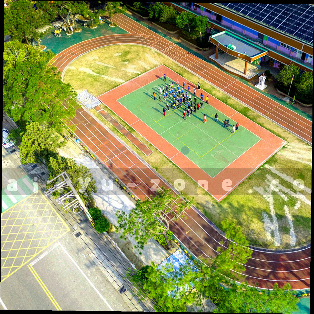 由多个不同颜色小方块拼成的图例式图案，方块间距不均，四周留白充足